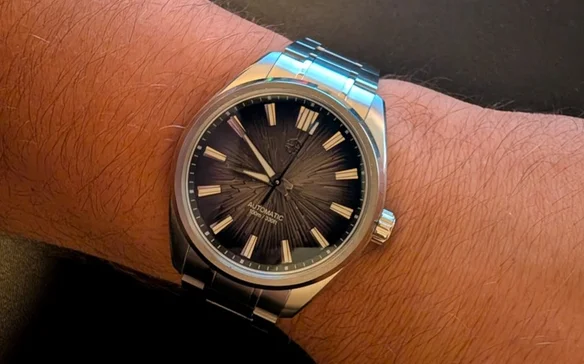 Discover the Midnight Shard watch review: solid 316L steel, PT5000 automatic, 100m water resistance—great value for $199, but notably heavy on the wrist.